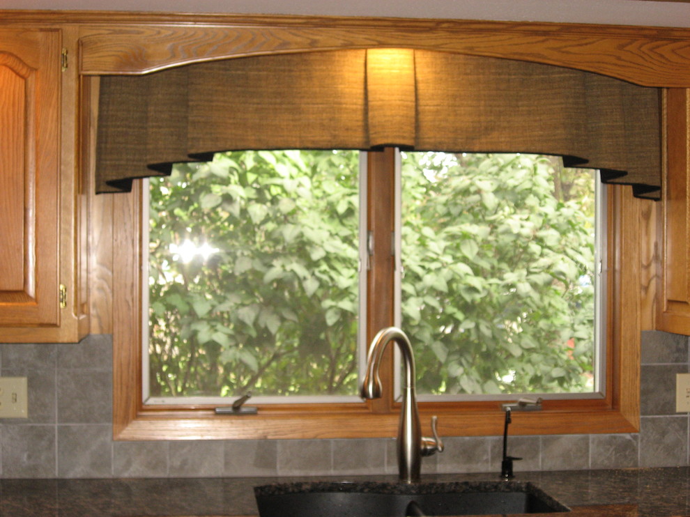Esempio di una cucina chic di medie dimensioni con lavello a doppia vasca, ante con bugna sagomata, ante in legno scuro, top in granito, paraspruzzi multicolore e elettrodomestici in acciaio inossidabile