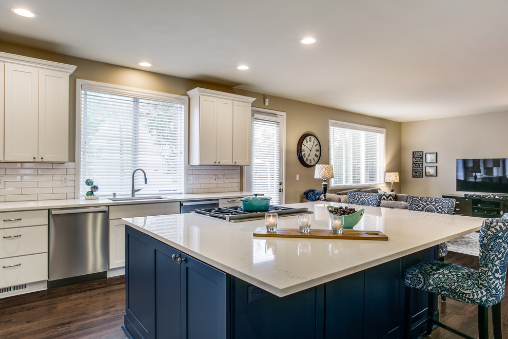 シアトルにある高級な広いトランジショナルスタイルのおしゃれなキッチン (シングルシンク、シェーカースタイル扉のキャビネット、白いキャビネット、珪岩カウンター、白いキッチンパネル、セラミックタイルのキッチンパネル、シルバーの調理設備、濃色無垢フローリング、茶色い床、青いキッチンカウンター) の写真
