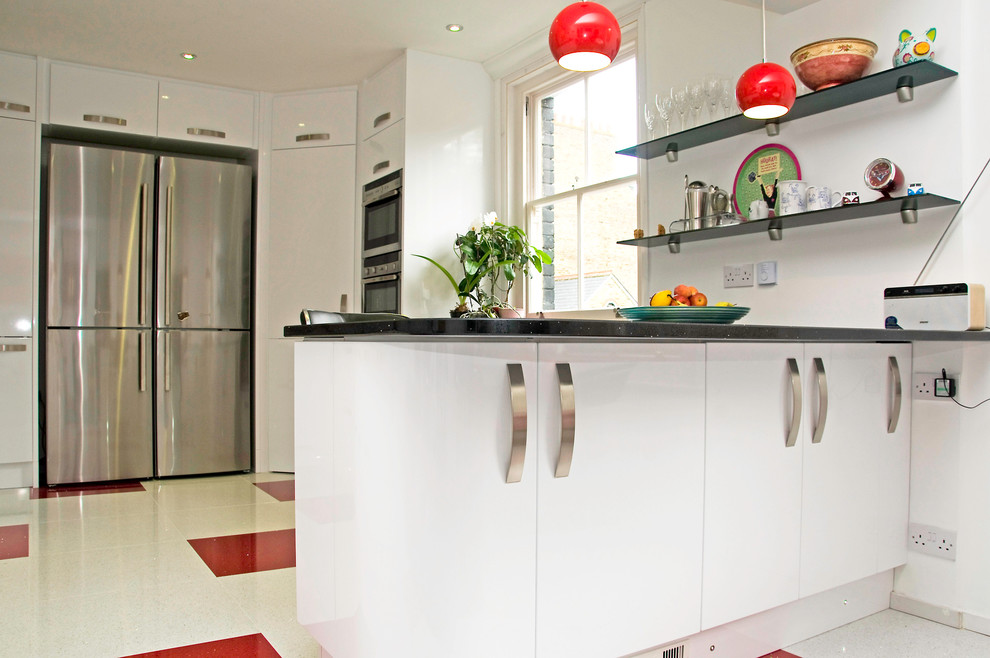 Diseño de cocina actual con fregadero bajoencimera, armarios con paneles lisos, puertas de armario blancas y electrodomésticos de acero inoxidable