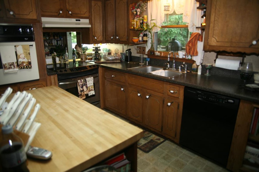 Example of a classic kitchen design in Atlanta