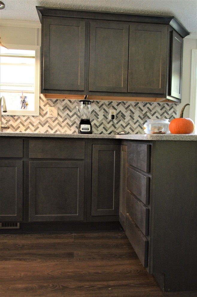 Bild på ett mellanstort funkis grå grått kök, med en undermonterad diskho, skåp i shakerstil, grå skåp, bänkskiva i koppar, flerfärgad stänkskydd, stänkskydd i keramik, en halv köksö och brunt golv