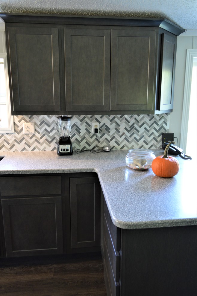 Inredning av ett modernt mellanstort grå grått kök, med en undermonterad diskho, skåp i shakerstil, grå skåp, bänkskiva i koppar, flerfärgad stänkskydd, stänkskydd i keramik, en halv köksö och brunt golv