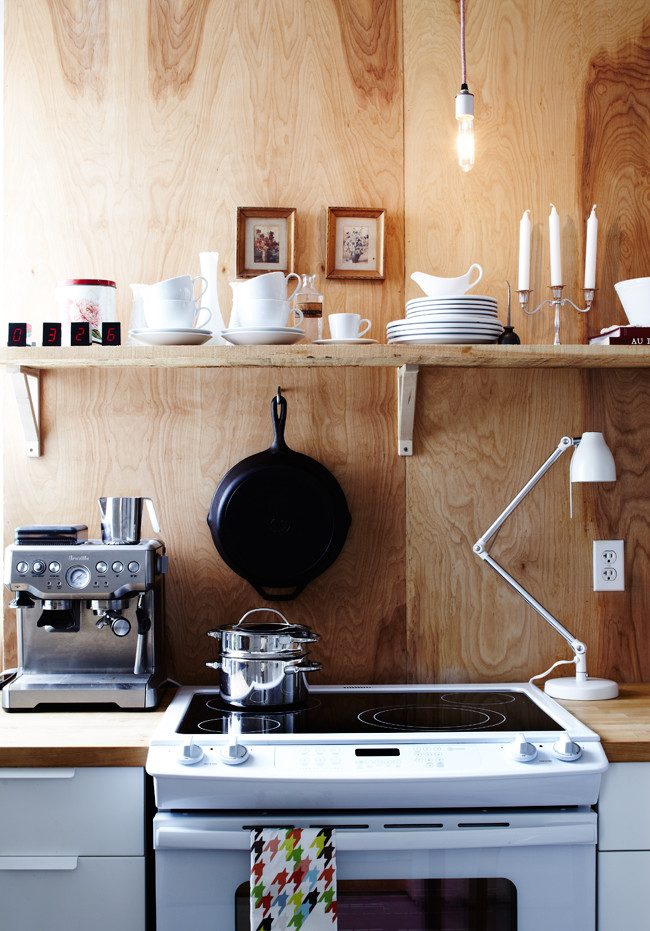 Idéer för ett modernt linjärt kök, med släta luckor, vita skåp, träbänkskiva, brunt stänkskydd och vita vitvaror