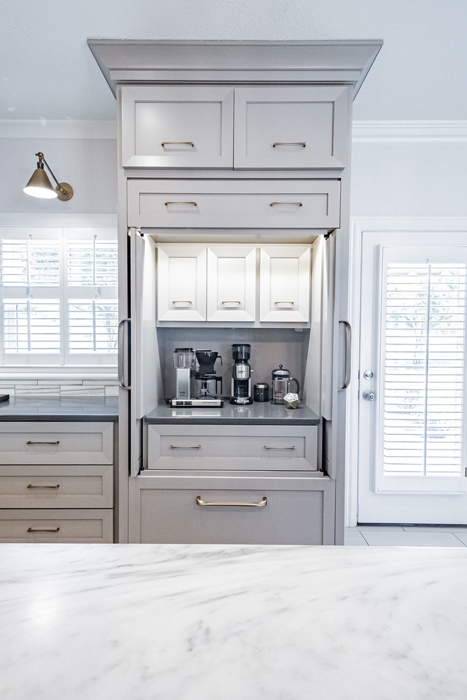 Idéer för stora funkis flerfärgat u-kök, med en rustik diskho, grå skåp, marmorbänkskiva, grått stänkskydd, stänkskydd i marmor, rostfria vitvaror, klinkergolv i porslin, en köksö och grått golv