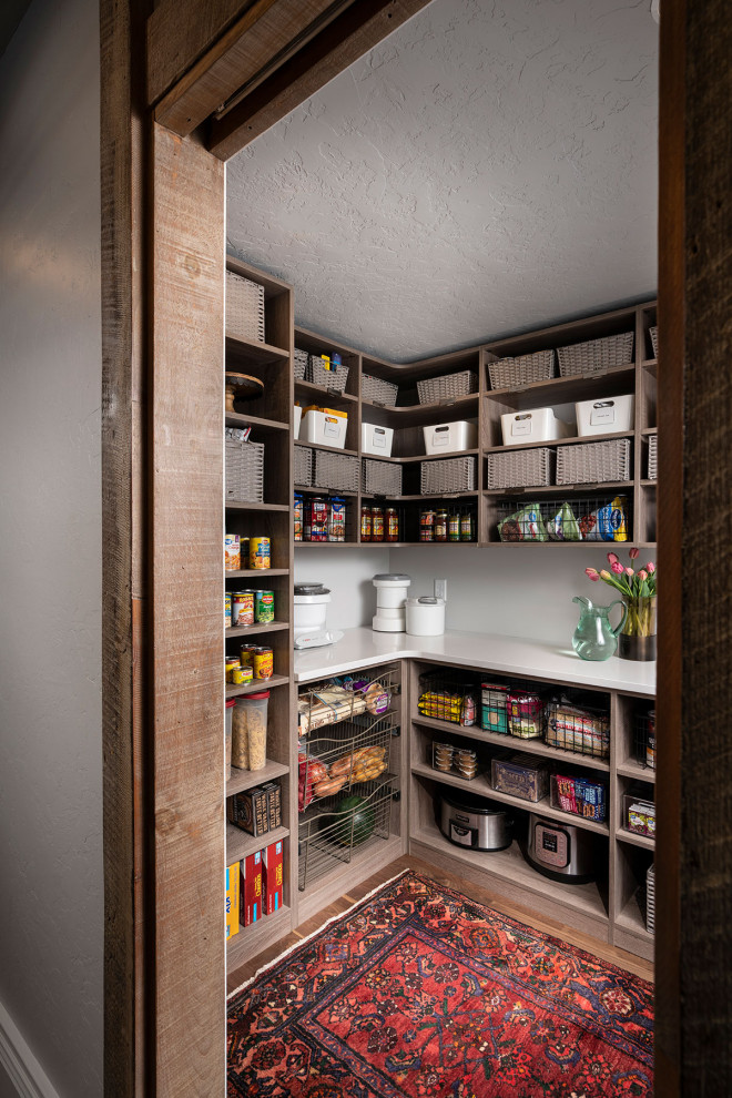 Foto de cocinas en U tradicional renovado de tamaño medio con despensa, armarios abiertos, puertas de armario de madera oscura, suelo de madera en tonos medios, suelo marrón y encimeras blancas