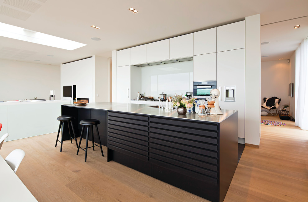 This is an example of a large contemporary kitchen in Aarhus.