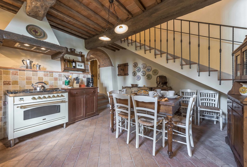 Foto de cocina campestre de tamaño medio con fregadero sobremueble, salpicadero de azulejos de piedra y suelo de baldosas de terracota