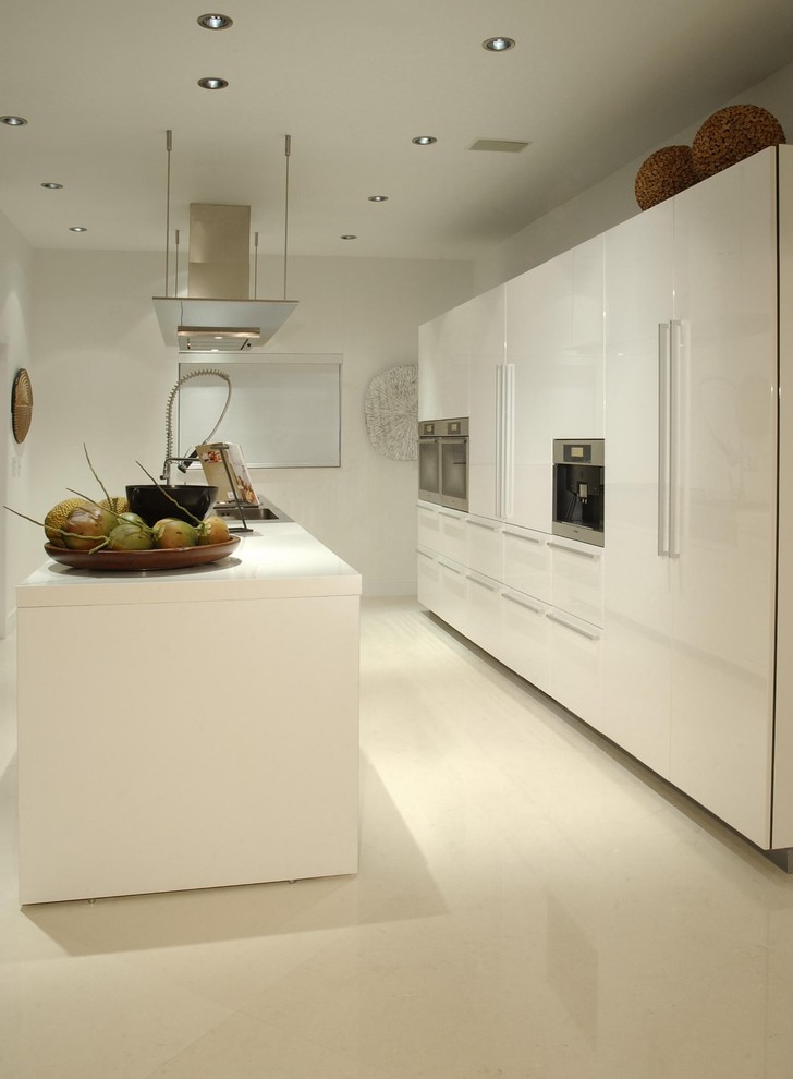 Moderne Küche mit Elektrogeräten mit Frontblende und weißem Boden in Miami