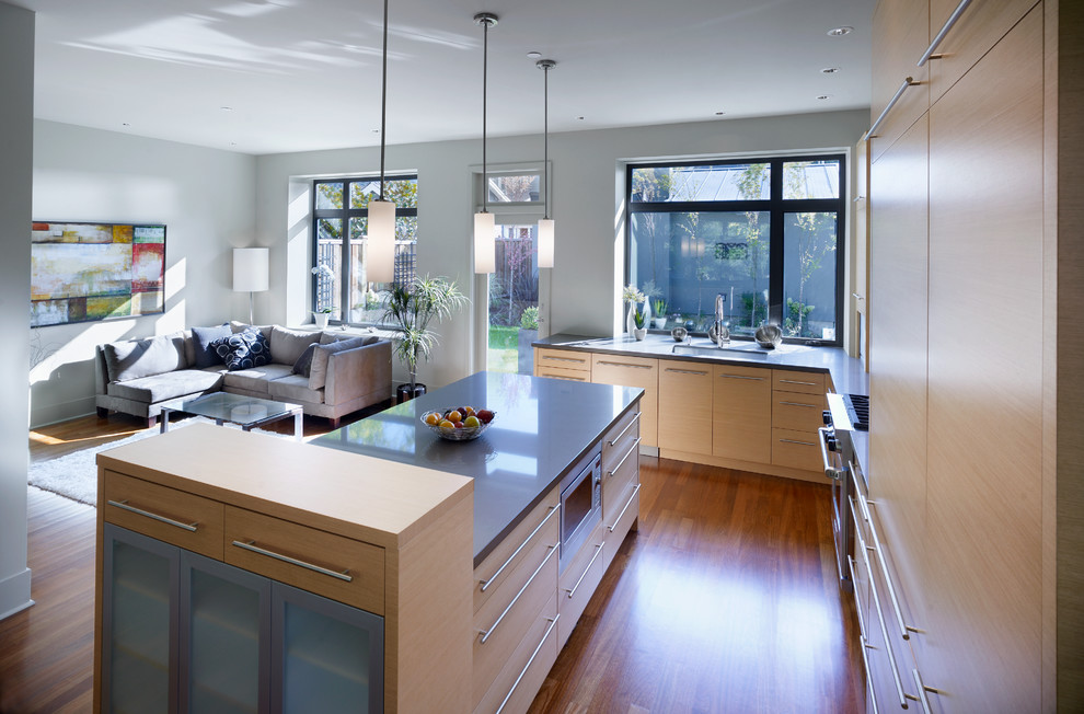 Exempel på ett modernt kök och matrum, med en undermonterad diskho, släta luckor, skåp i ljust trä, bänkskiva i koppar, rostfria vitvaror, mellanmörkt trägolv och en köksö