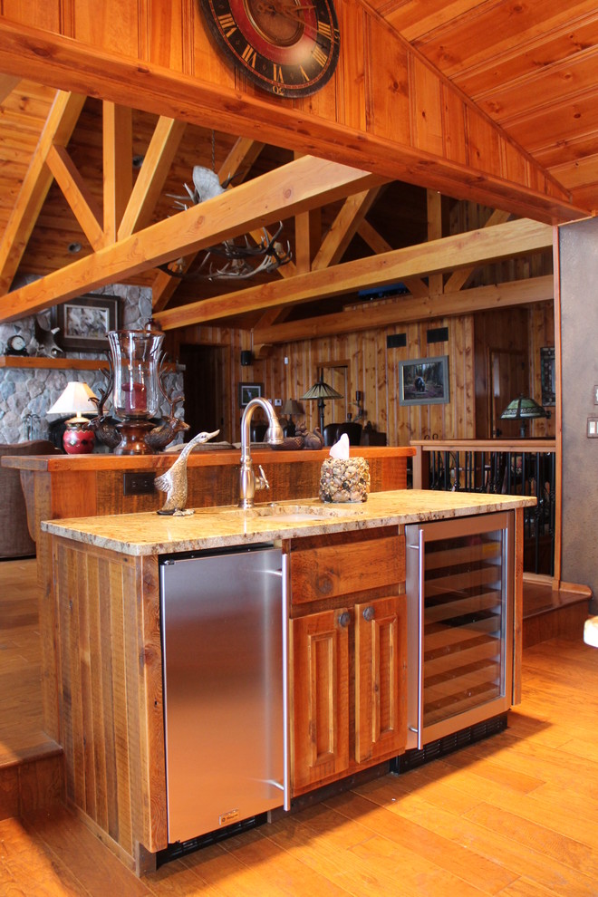 Inredning av ett rustikt stort linjärt kök och matrum, med en rustik diskho, luckor med infälld panel, skåp i slitet trä, granitbänkskiva, flerfärgad stänkskydd, stänkskydd i stenkakel, rostfria vitvaror, ljust trägolv och flera köksöar