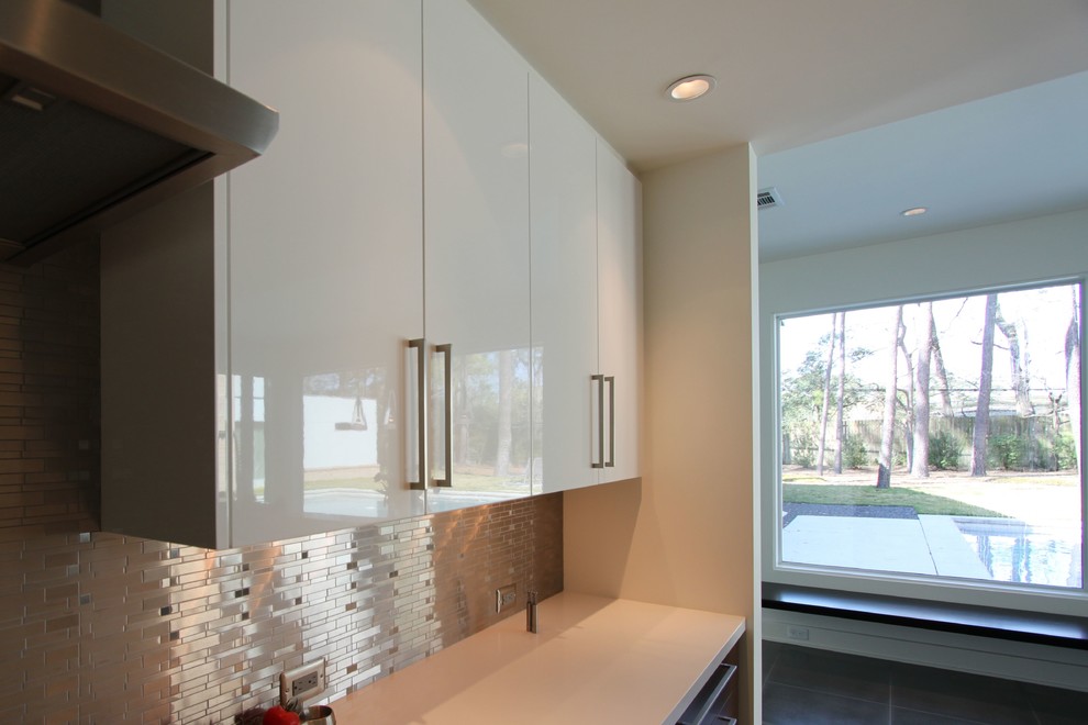 Esempio di una grande cucina minimalista con lavello sottopiano, ante lisce, elettrodomestici in acciaio inossidabile e ante bianche