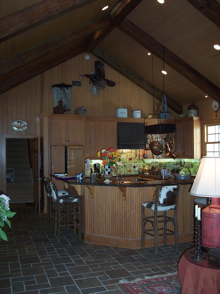 Foto di una grande cucina stile americano con ante in legno chiaro, paraspruzzi verde, elettrodomestici da incasso, nessuna isola, ante a persiana e top in granito