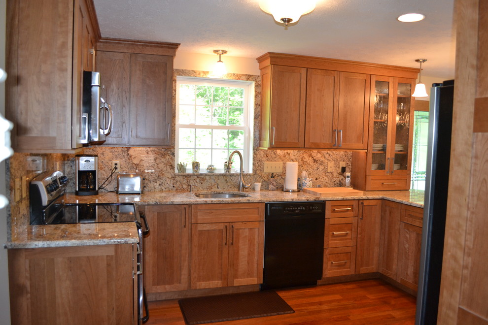 Bild på ett mellanstort vintage kök, med en undermonterad diskho, luckor med infälld panel, skåp i mellenmörkt trä, granitbänkskiva, flerfärgad stänkskydd, rostfria vitvaror och mörkt trägolv