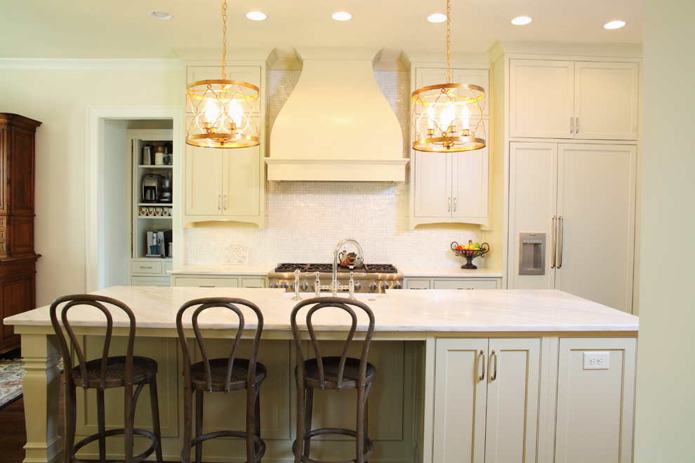 Foto de cocina clásica con fregadero sobremueble, armarios con paneles empotrados, puertas de armario beige, salpicadero blanco y electrodomésticos con paneles