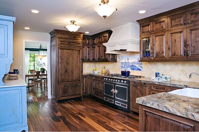 Klassische Küche mit Küchenrückwand in Blau und Rückwand aus Porzellanfliesen in Phoenix
