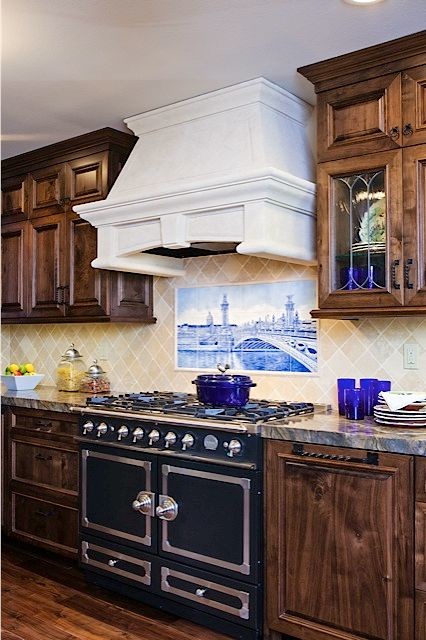 На фото: кухня в классическом стиле с синим фартуком и фартуком из керамогранитной плитки с