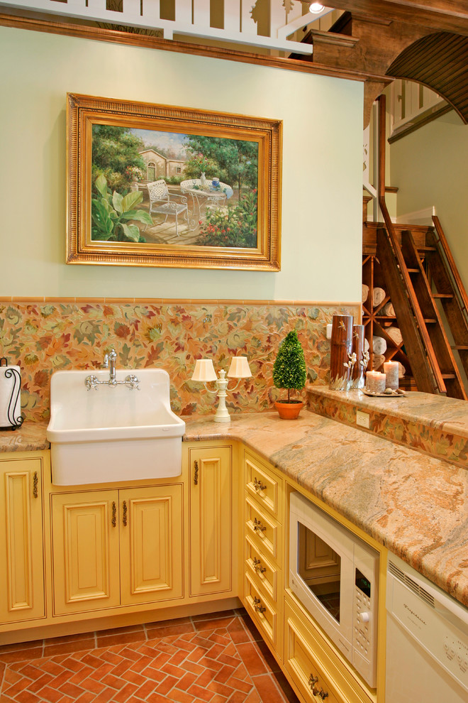 Cette photo montre une petite cuisine ouverte encastrable chic en U avec un évier de ferme, un plan de travail en granite, une crédence multicolore et tomettes au sol.