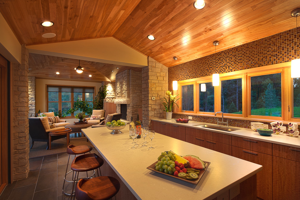 Offene Moderne Küche mit Rückwand aus Mosaikfliesen, bunter Rückwand, Unterbauwaschbecken, flächenbündigen Schrankfronten und hellbraunen Holzschränken in Minneapolis