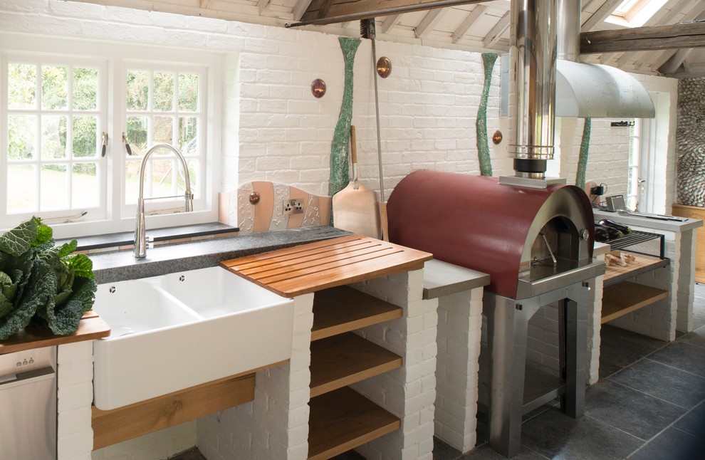 Свежая идея для дизайна: параллельная кухня среднего размера в стиле рустика с полом из сланца без острова - отличное фото интерьера