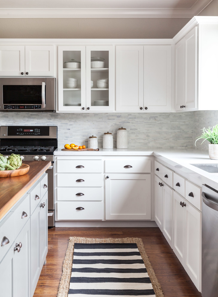 Eat-in kitchen - mid-sized farmhouse u-shaped medium tone wood floor eat-in kitchen idea in Sacramento with an undermount sink, shaker cabinets, gray cabinets, quartzite countertops, gray backsplash, stone tile backsplash, stainless steel appliances and an island