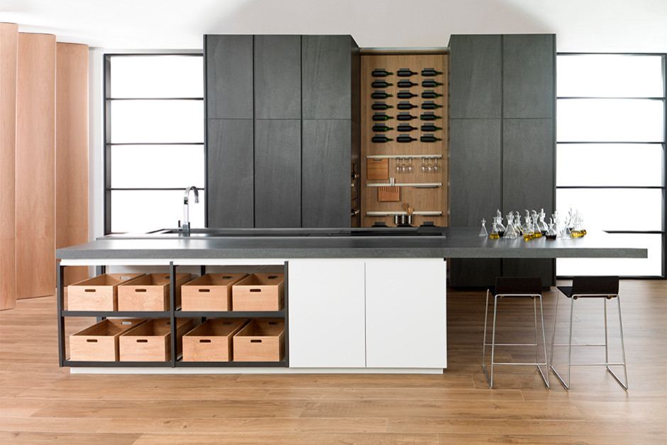 Esempio di una grande cucina moderna con lavello sottopiano, ante lisce, ante nere, top in cemento, paraspruzzi marrone, paraspruzzi in legno, parquet chiaro e pavimento beige