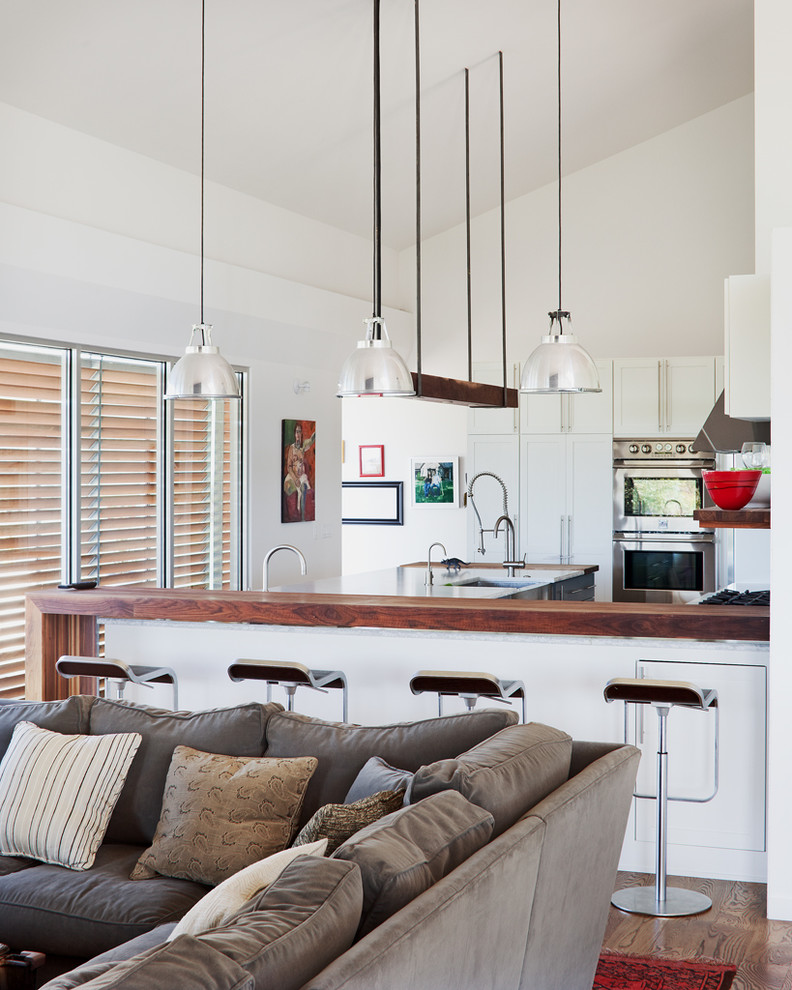 Immagine di una cucina ad ambiente unico moderna con top in legno, ante lisce, ante bianche e struttura in muratura