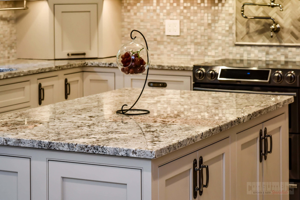 Esempio di una grande cucina con lavello sottopiano, ante in stile shaker, ante bianche, top in granito, paraspruzzi beige e elettrodomestici in acciaio inossidabile