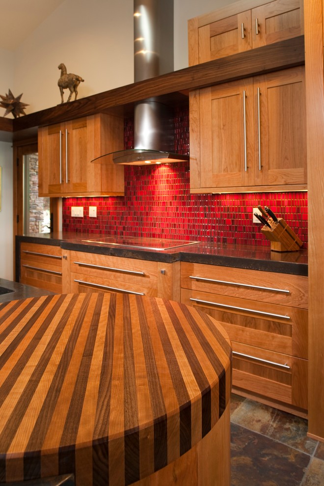 シアトルにある広いトランジショナルスタイルのおしゃれなキッチン (アンダーカウンターシンク、中間色木目調キャビネット、オニキスカウンター、赤いキッチンパネル、セラミックタイルのキッチンパネル、シルバーの調理設備、セラミックタイルの床、シェーカースタイル扉のキャビネット) の写真