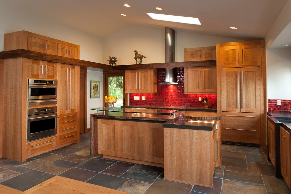 シアトルにある広いトランジショナルスタイルのおしゃれなキッチン (アンダーカウンターシンク、中間色木目調キャビネット、オニキスカウンター、赤いキッチンパネル、セラミックタイルのキッチンパネル、シルバーの調理設備、セラミックタイルの床、シェーカースタイル扉のキャビネット) の写真