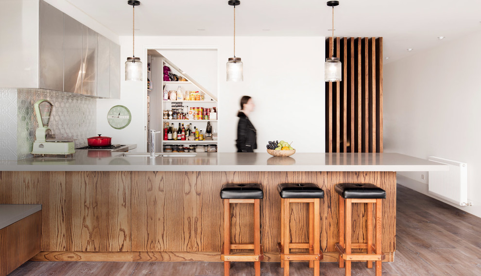 Kleine, Offene Retro Küche in L-Form mit Kücheninsel in Melbourne