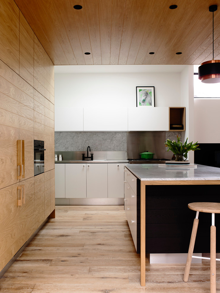 Immagine di una cucina contemporanea con top in marmo