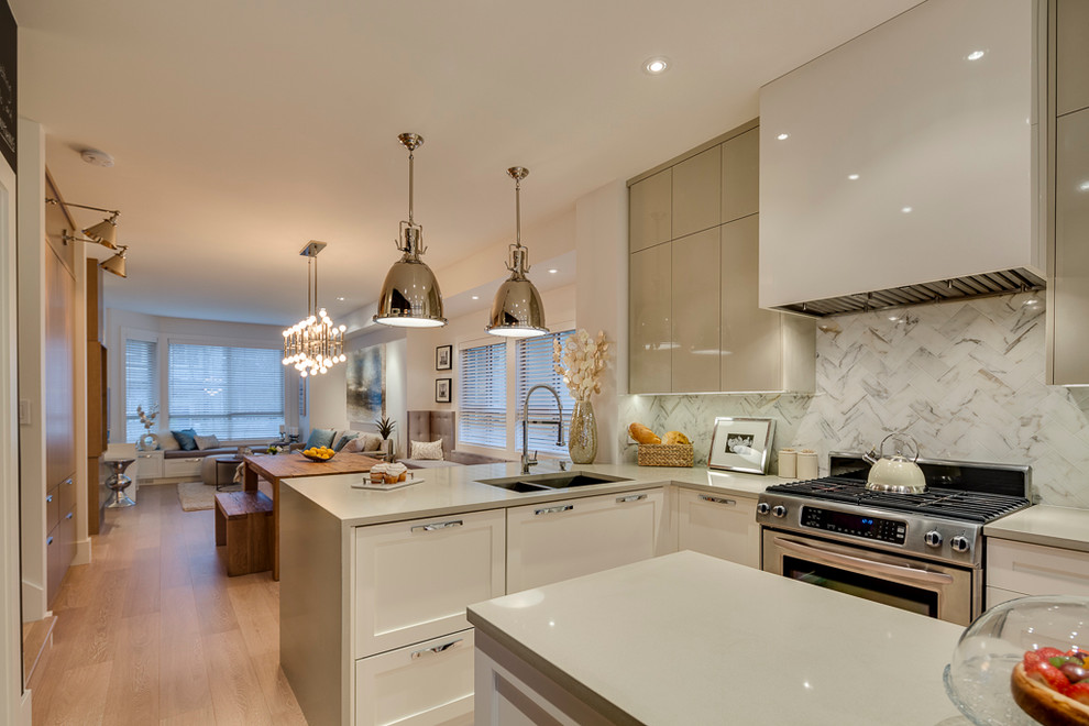 Offene, Kleine Moderne Küche mit Doppelwaschbecken, Schrankfronten im Shaker-Stil, weißen Schränken, Küchenrückwand in Weiß, Küchengeräten aus Edelstahl und hellem Holzboden in Vancouver