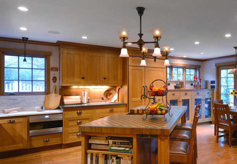 Свежая идея для дизайна: кухня в классическом стиле с деревянной столешницей и островом - отличное фото интерьера