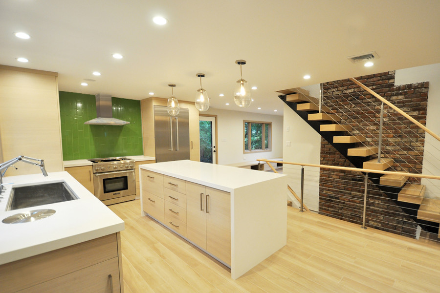 Exempel på ett mellanstort modernt kök, med en undermonterad diskho, släta luckor, skåp i mellenmörkt trä, bänkskiva i kvartsit, grönt stänkskydd, stänkskydd i glaskakel, rostfria vitvaror, klinkergolv i porslin, en köksö och beiget golv