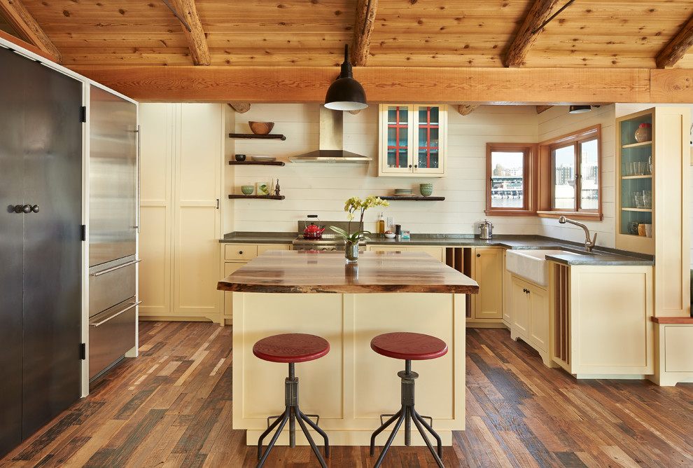 Foto di un cucina con isola centrale stile marinaro con lavello integrato, ante in stile shaker e top grigio