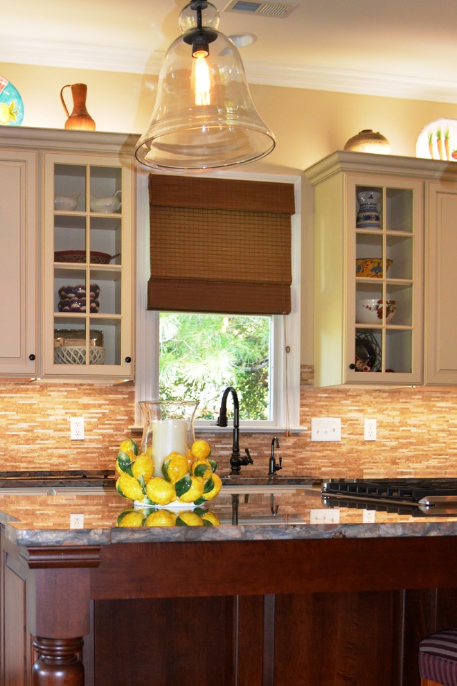 Inredning av ett klassiskt mellanstort kök, med en undermonterad diskho, luckor med upphöjd panel, granitbänkskiva, beige stänkskydd, stänkskydd i stenkakel, integrerade vitvaror, ljust trägolv och en köksö