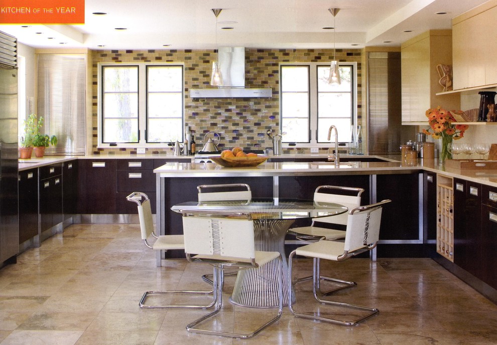 Источник вдохновения для домашнего уюта: кухня в современном стиле с обеденным столом, разноцветным фартуком и красивой плиткой
