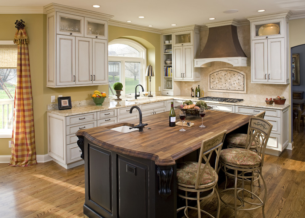 Источник вдохновения для домашнего уюта: кухня в классическом стиле с деревянной столешницей и барной стойкой