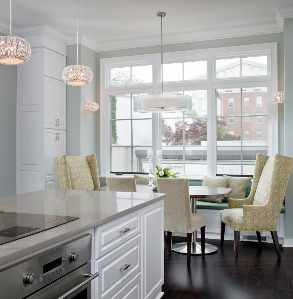 Klassische Wohnküche mit profilierten Schrankfronten, weißen Schränken, Küchengeräten aus Edelstahl und dunklem Holzboden in Washington, D.C.
