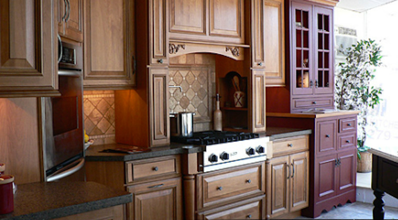 Idéer för att renovera ett mellanstort vintage kök, med skåp i mellenmörkt trä, granitbänkskiva, beige stänkskydd, stänkskydd i keramik, rostfria vitvaror, en köksö, luckor med upphöjd panel, skiffergolv och flerfärgat golv