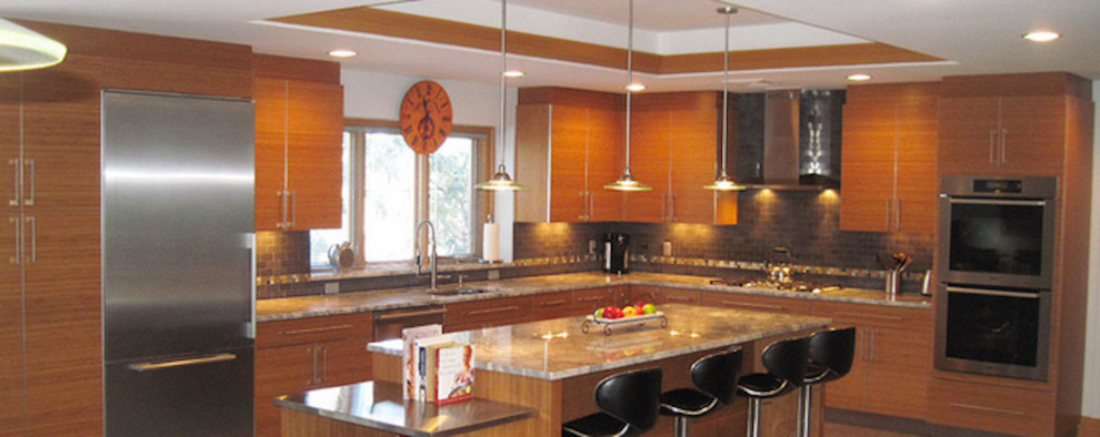 Modern inredning av ett mellanstort kök, med en nedsänkt diskho, släta luckor, skåp i mellenmörkt trä, marmorbänkskiva, brunt stänkskydd, stänkskydd i glaskakel, rostfria vitvaror, mellanmörkt trägolv och en köksö