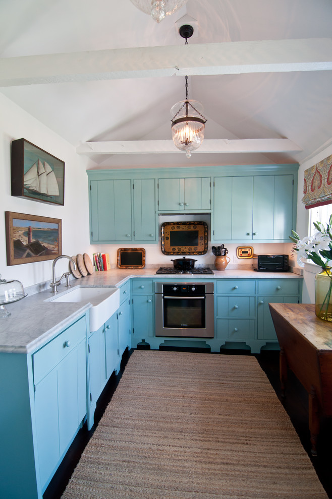 Exempel på ett avskilt, litet klassiskt l-kök, med en rustik diskho, släta luckor, blå skåp och rostfria vitvaror