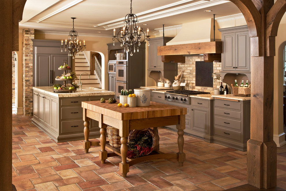 Идея дизайна: кухня в классическом стиле с деревянной столешницей