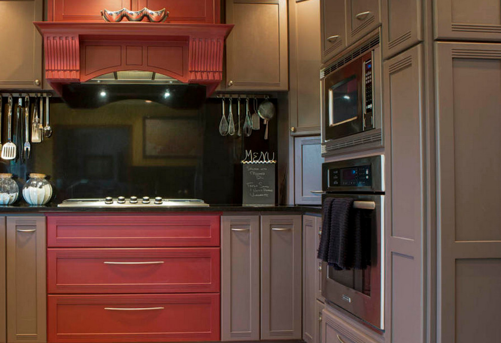 Inspiration för ett avskilt, mellanstort funkis kök, med bänkskiva i onyx, rostfria vitvaror, luckor med infälld panel, bruna skåp, svart stänkskydd och glaspanel som stänkskydd