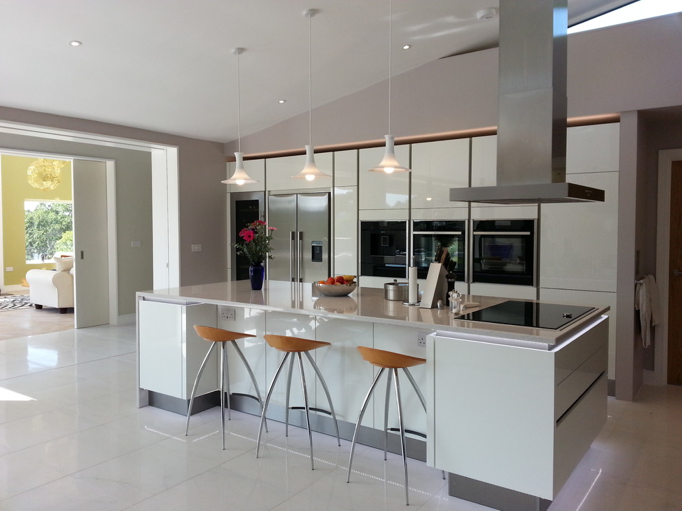 Exempel på ett mellanstort modernt linjärt kök och matrum, med rostfria vitvaror, en halv köksö och vitt golv
