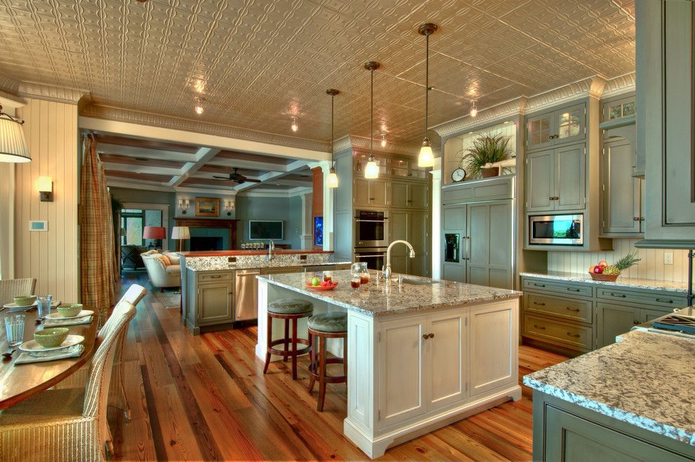 Foto de cocina comedor clásica de obra con encimera de granito, puertas de armario verdes y electrodomésticos con paneles