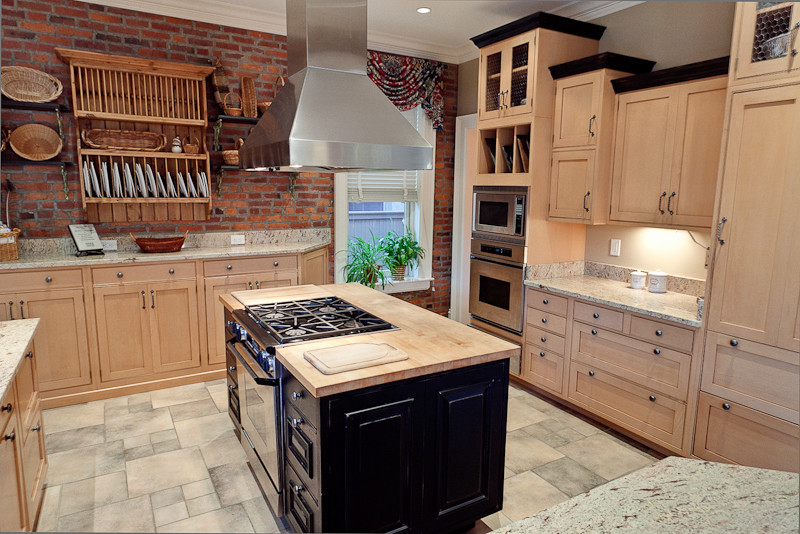 Example of an arts and crafts kitchen design in Columbus