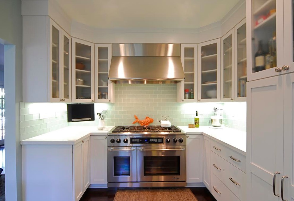 Свежая идея для дизайна: кухня в классическом стиле с белыми фасадами, синим фартуком и техникой из нержавеющей стали без острова - отличное фото интерьера
