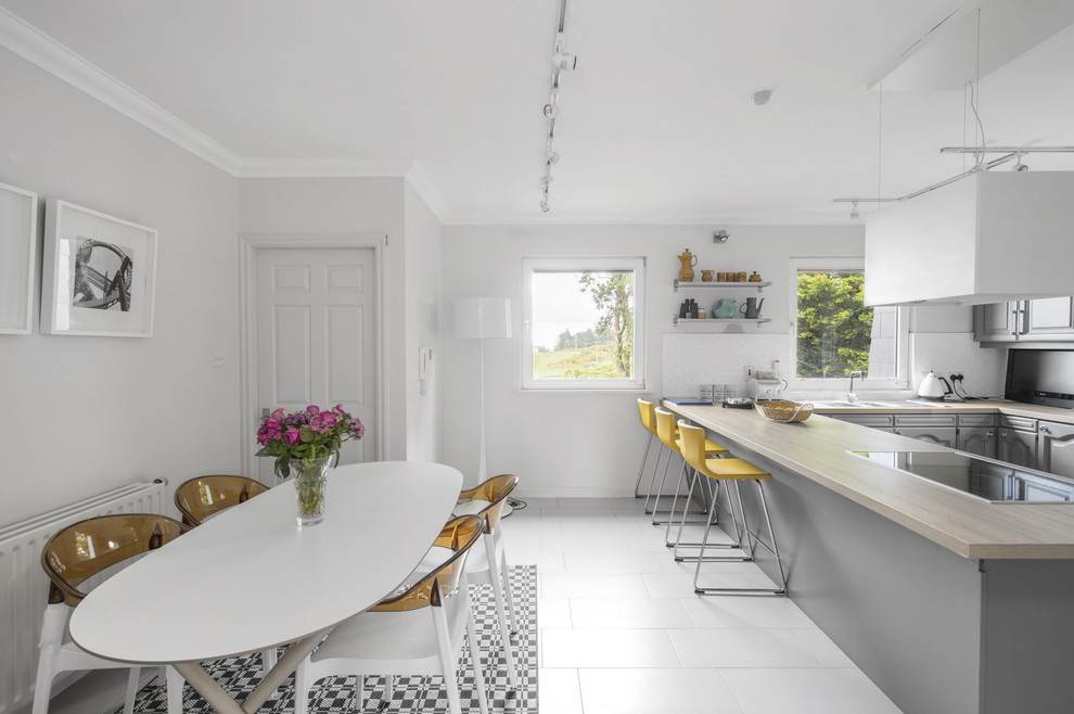Свежая идея для дизайна: кухня в современном стиле в частном доме - отличное фото интерьера