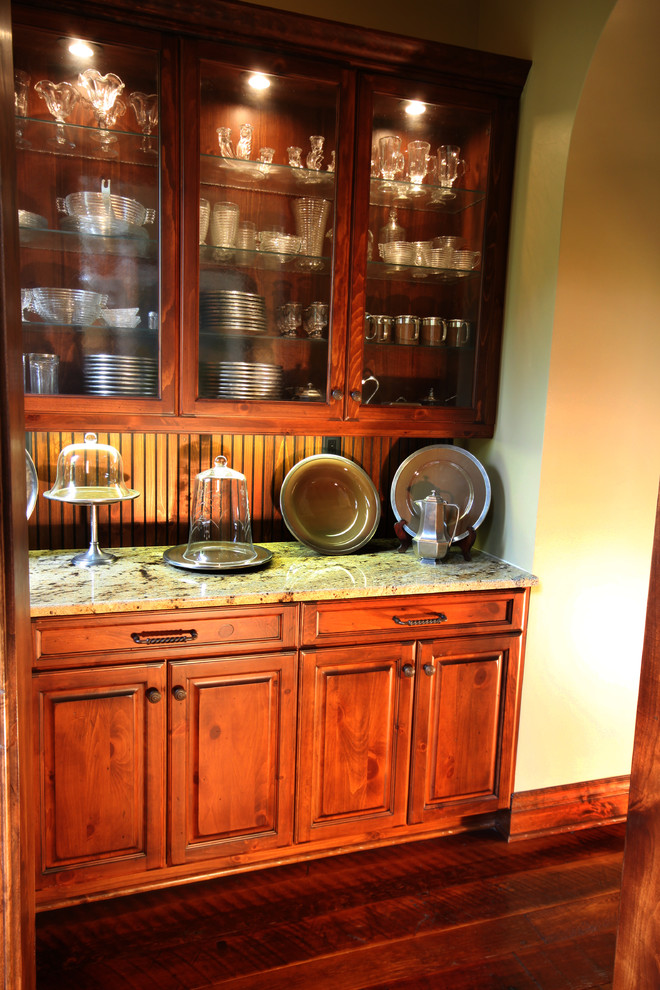 Foto på ett mellanstort vintage kök med öppen planlösning, med luckor med upphöjd panel, vita skåp, granitbänkskiva, brunt stänkskydd och stänkskydd i trä